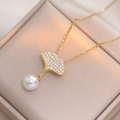 Elegante collana dorata a foglia di ginkgo con zirconi e perla bianca pendente - Collana Foglia di Ginkgo (X0734)