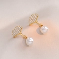 Orecchini a foglia di ginkgo dorati con zirconi brillanti e perle bianche tonde - Orecchini Foglia di Ginkgo (E0461)