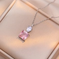 Halskette mit rosa Zirkon-Parfümflaschen-Anhänger in einer edlen Champagner-Schmuckbox - Halskette mit rosa Zirkonia