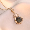 Elegante collar de calabaza dorado con gema iridiscente y cristales en seda champán - Collar Sensible a la Temperatura de Gota de Agua (X0784)