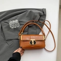 Bolso cuadrado pequeño marrón con relieve de cocodrilo y elegante cierre dorado - Marrón