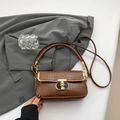 Bolso bandolera marrón con diseño de cocodrilo y elegante hebilla dorada - Marrón