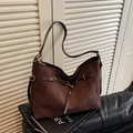 Dunkelbraune Shopper-Tasche aus mattem Wildleder mit Lederriemen im Vintage-Maillard-Stil - Braun