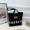 Grande borsa tote in tela nera da donna con scritte bianche e toppa in pelle - Nero