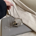 Silberne Umhängetasche in Fischform mit geprägten Schuppen und feiner Schlangenkette - Silber