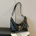 Bolso hobo grande negro brillante con colgante de raqueta de tenis sobre libros blancos - Negro (Con Colgante)