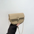 Sac bandoulière beige en cuir avec des clous dorés et un fermoir métallique triangulaire - Kaki