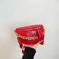 Rode borstas met krokodillenpatroon, gouden ketting en metalen eenhoornsluiting - Rood