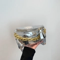 Zilveren crossbodytas met krokodillentextuur en goudkleurige kettingriem detail - Zilver