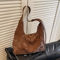 Borsa Hobo marrone vintage con tracolla regolabile e design interno spazioso - Marrone
