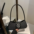 Dettaglio della fibbia metallica M argentata su una borsa sottobraccio monogramma nera - Nero
