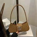 Dettaglio della borsa sottobraccio marrone con monogramma e fibbia in metallo argento - Marrone Scuro