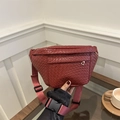 Retro gewebte weinrote PU-Leder Crossbody Bauchtasche mit verstellbarem Gurt für Damen - Rot