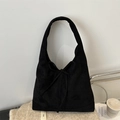 Bolso tote minimalista de ante negro con lazo sobre un fondo de estilo de vida - Negro