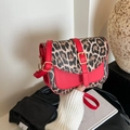 Bolso de hombro de cuero rojo con solapa de estampado de leopardo y hebilla - Rojo