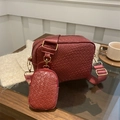 Burgunderfarbene Kamera-Tasche mit Flechtmuster, Münzfach und breitem Schultergurt - Rot