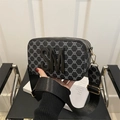 Retro camera-stijl crossbodytas in donkergrijs monogram met brede riem en SM-logo - Zwart