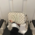 Chique crème crossbodytas met bruin kettingpatroon en een brede riem - Wit