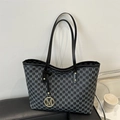 Grand sac cabas noir avec imprimé lettres M grises et pendentif doré élégant - Noir