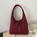 Bolso tote de ante granate con lazo sobre tejido beige, estilo chic y minimalista - Rojo