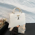 Sac à main blanc texture crocodile avec poignée dorée et petit pendentif cerf noir - Blanc