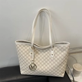 Sac fourre-tout crème chic avec imprimé lettres M et pendentif logo rond en métal - Blanc