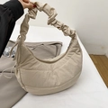 Bolso de hombro acolchado beige con asa fruncida y silueta de media luna - Caqui