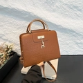 Sac à main marron à motif crocodile avec poignée en métal et pendentif cerf - Marron