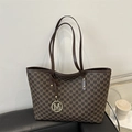 Sac fourre-tout marron foncé avec imprimé monogramme M et pendentif en métal doré - Marron