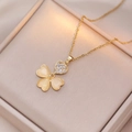 Elegante collana d'oro con quadrifoglio in pietra occhio di gatto e ciondolo a cuore - X0884 Collana / Oro/Pesca