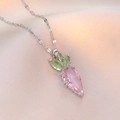 Halskette mit Karottenanhänger aus rosa Glas und grünen Blättern an einer Silberkette - Karotte / Silber