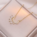 Collana in acciaio al titanio dorato con luna crescente in zirconi in scatola regalo - Bianco (X1291)