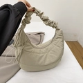 Bolso hobo beige claro con asa plisada y detalles de cordón en nylon suave - Beige