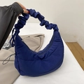 Bolso de media luna azul oscuro acolchado con asa plisada y textura pespunteada - Azul