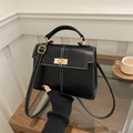 Bolso de mano negro estilo Kelly con costuras blancas y cierre dorado de lujo - Negro