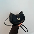 Sac bandoulière demi-lune noir minimaliste avec fermoir métallique en forme de cœur - Noir
