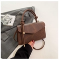 Dettaglio borsa a tracolla marrone vintage con manico a nodo e finiture d'oro - Marrone