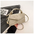 Dettaglio della borsa vintage verde salvia con manico a nodo e hardware in metallo oro - Bianco Sporco