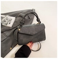 Dettaglio borsa grigia retrò opaca con manico a nodo su un blazer grigio elegante - Nero