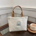 Mini sac cabas en toile avec écusson ours et anses marron dans un décor de café - Blanc