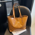 Bolso tote de cuero marrón con letras blancas en silla negra para un estilo de oficina - Marrón Oscuro