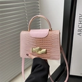 Roze handtas met krokodillenpatroon, gouden metalen handvat en schouderband voor dames - Roze