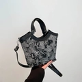 Minimalistische schwarze Canvas-Einkaufstasche mit Korallenmuster und Ledergriffen - Schwarz