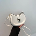 Sac hobo blanc semi-circulaire avec fermoir cœur doré et bandoulière réglable - Blanc