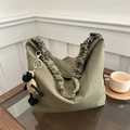 Detalle del bolso tote plisado verde militar con colgante de oveja de peluche en madera - Verde (Con Colgante)