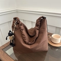 Detalle del bolso tote marrón café con colgante de oveja de peluche y cierre de cremallera - Café (Con Colgante)