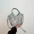 Hellblaue Jacquard-Eimertasche mit Blumenmuster, Ledergriff und verstellbarem Schultergurt - Blau