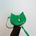 Sac bandoulière demi-lune vert avec boucle coeur argentée et bandoulière réglable - Vert