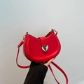 Sac bandoulière demi-lune rouge minimaliste avec boucle coeur en métal argenté - Rouge