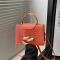 Sac à main orange vif à motif crocodile avec poignée en métal doré et bandoulière - Orange